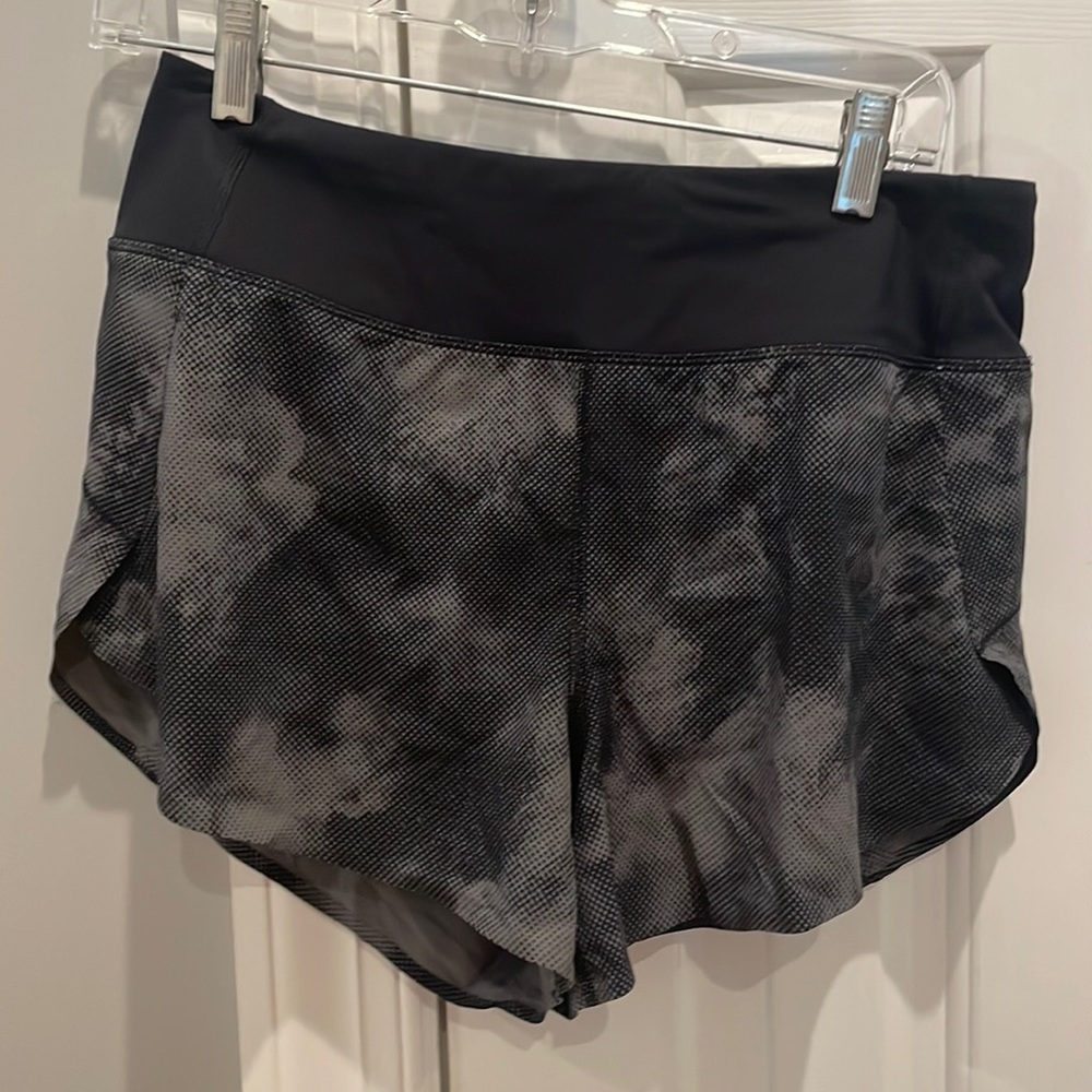 Athleta run with it shorts 3.5.